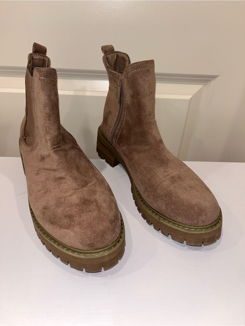 Unilady Ben-1 Taupe faux Suede Chelsea slip on Boots women Size 9 brown